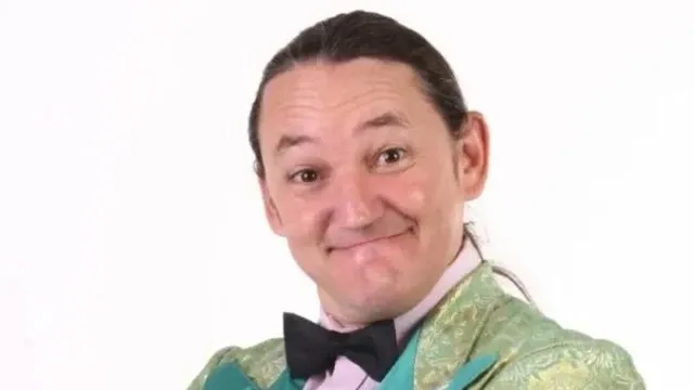 Fãs reagem após Marquito, do 'Programa do Ratinho', sofrer mal súbito e cair de moto: 'Vai dar tudo certo'