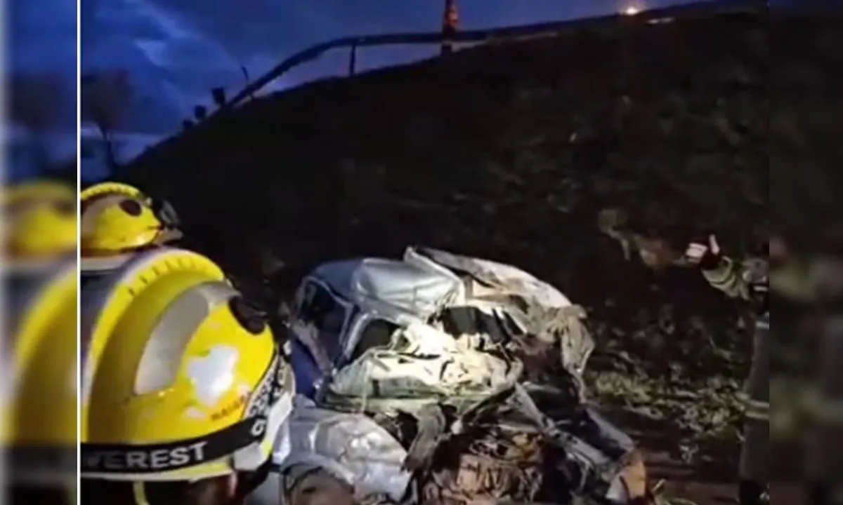 Carro fica destruído ao passar direto em viaduto e cair de ribanceira