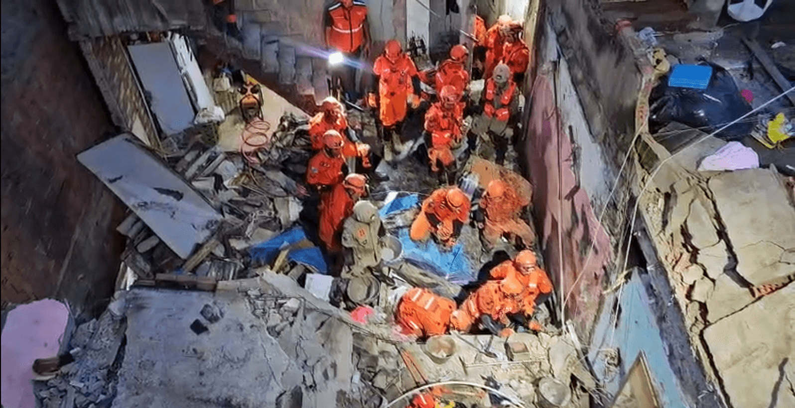 Criança é resgatada após desabamento de imóvel no Maracanã, no RJ