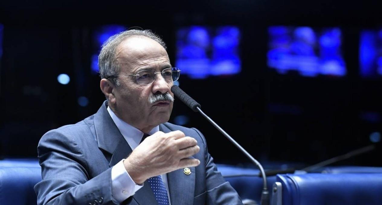 Dino arquiva parte de investigações contra senador flagrado com dinheiro na cueca