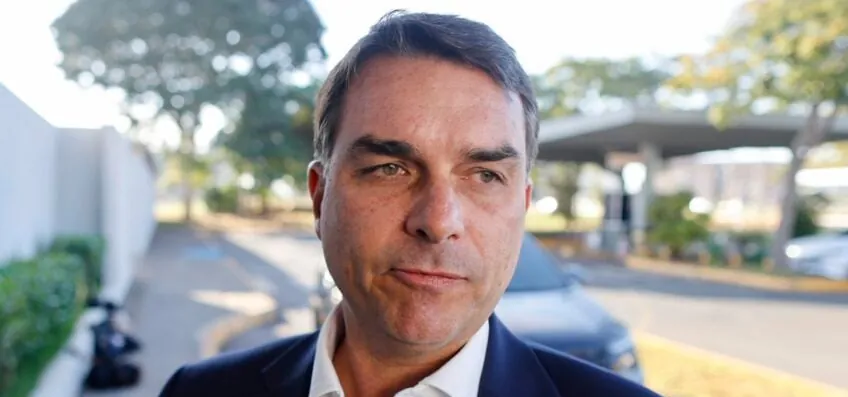 PL pede investigação contra “rede” de 20 mil perfis falsos contra Flávio