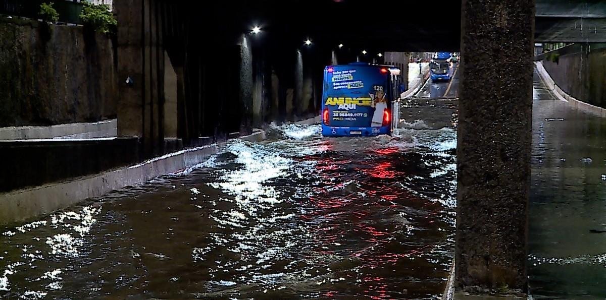 Chuva deixa ruas alagadas e provoca queda de árvores em Juiz de Fora | G1