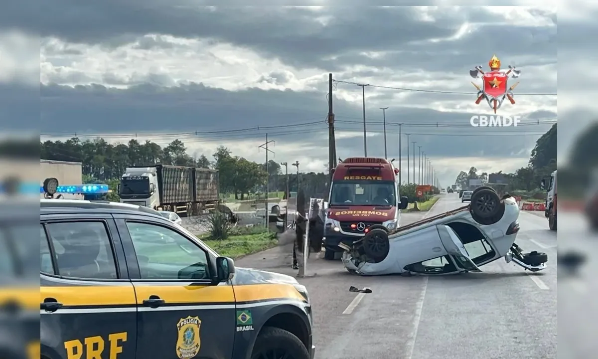 Dupla fica ferida após carro capotar em rodovia do DF