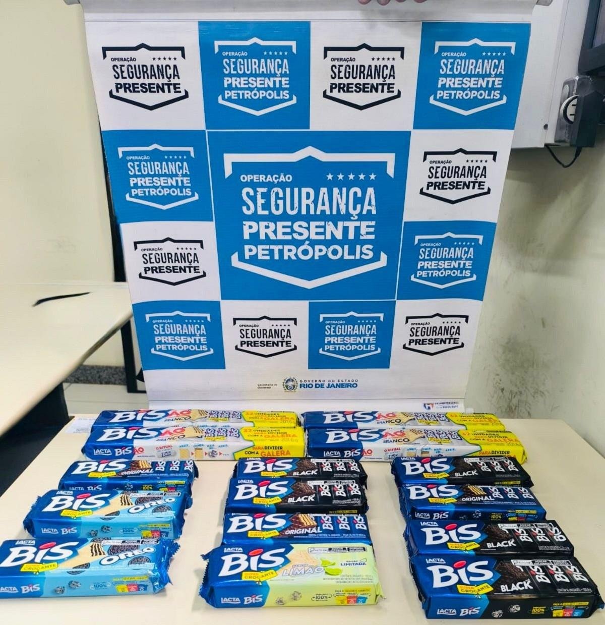 Homem é preso após furtar 15 barras de chocolate em Petrópolis | G1