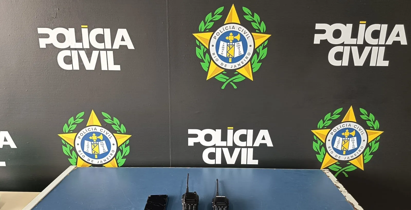 Dois homens são presos suspeitos de atuar como “radinhos” do tráfico em Angra | G1