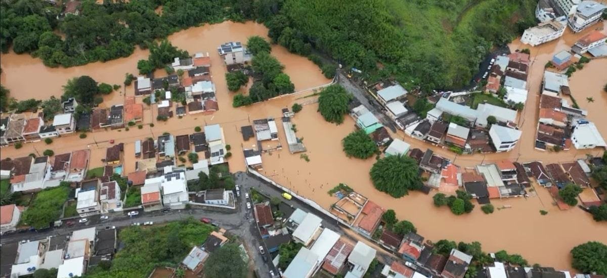 Imagens de drones mostram Matias Barbosa, vizinha de Juiz de Fora, completamente coberta pela água