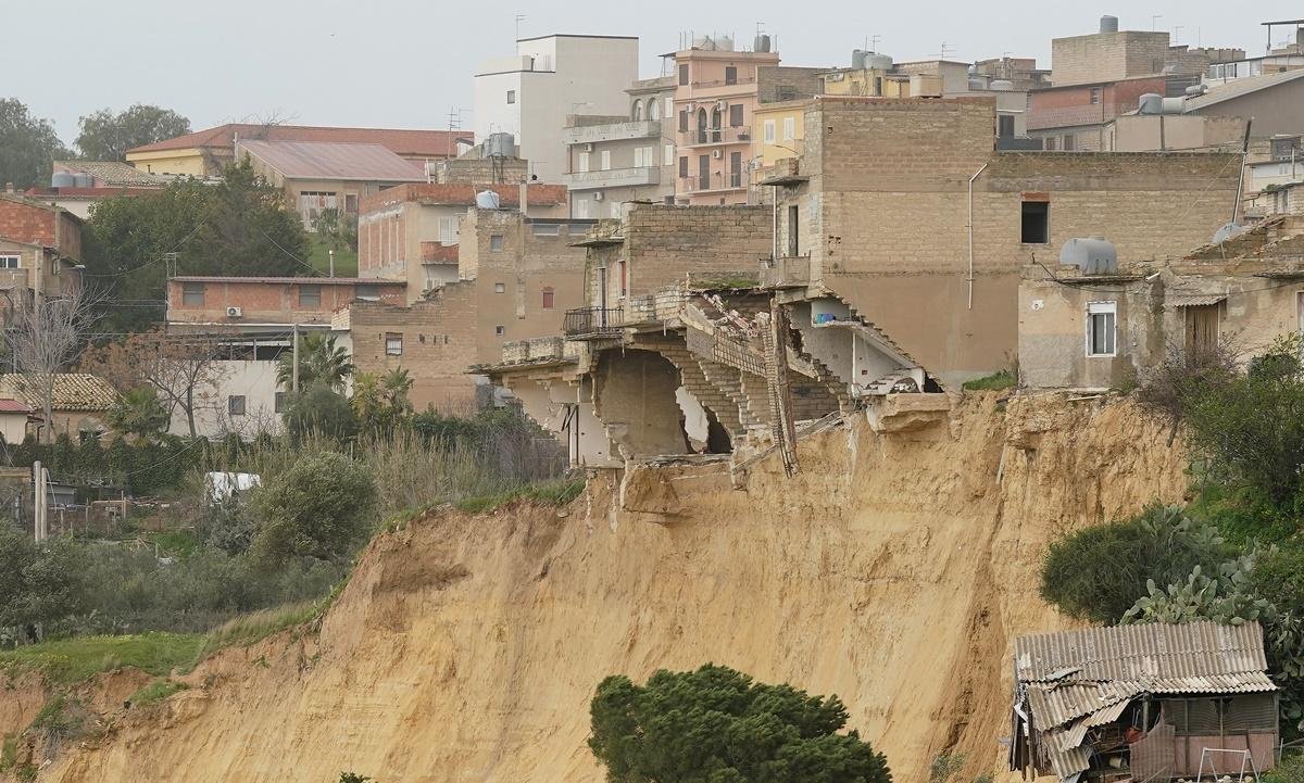Bombeiros resgatam 350 livros de biblioteca à beira de precipício na Itália