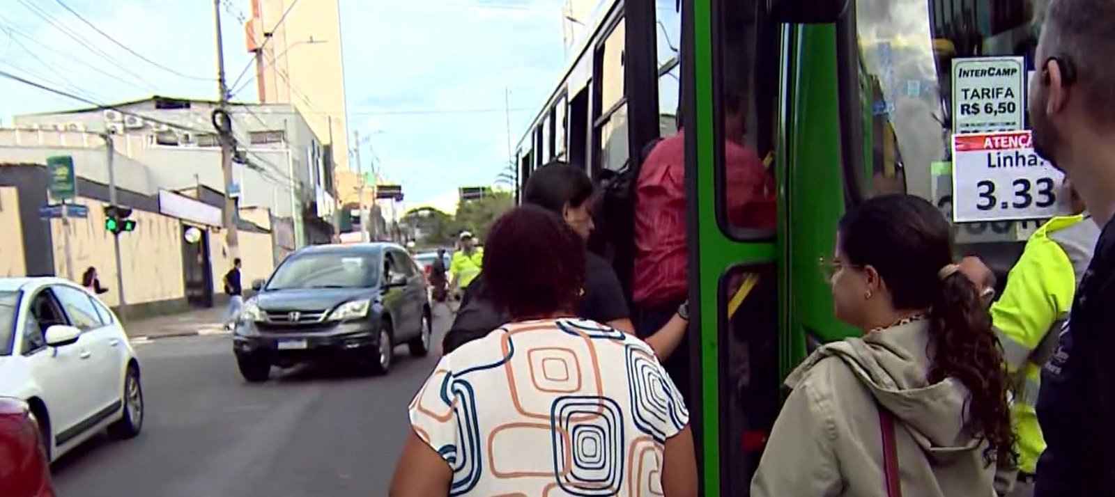 Sem ônibus com porta esquerda, passageiros embarcam na rua em Campinas | G1