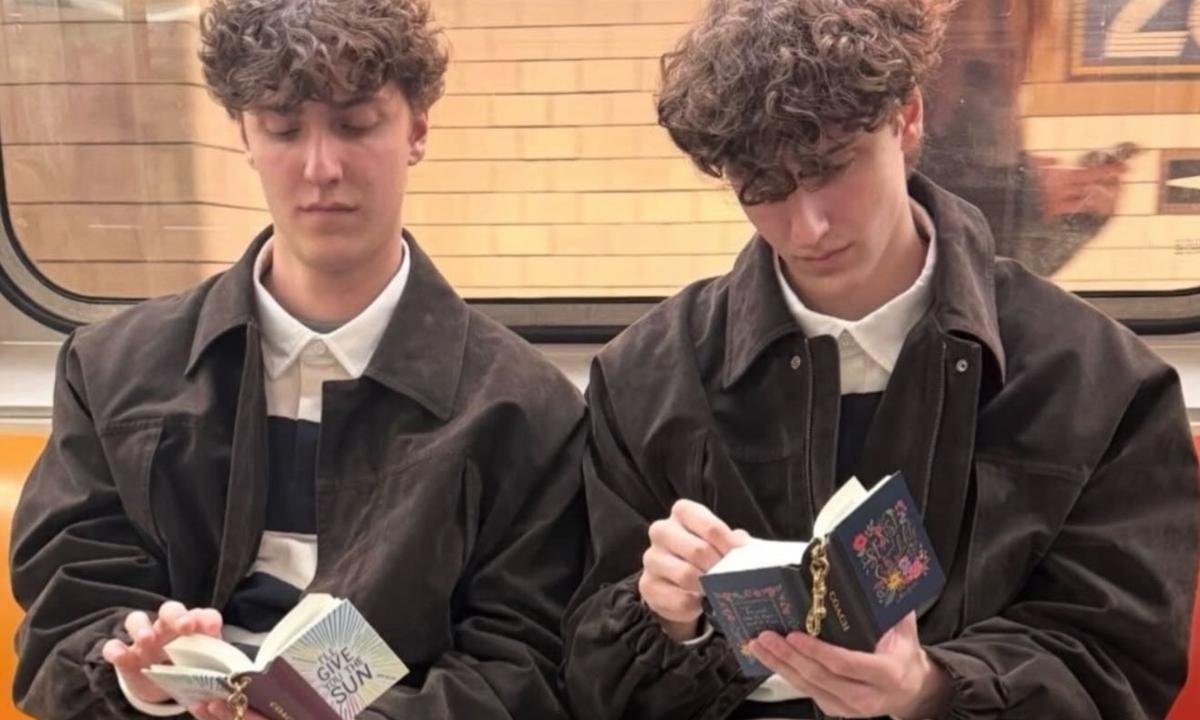 Livros em miniatura viram chaveiros em lançamento de moda e literatura