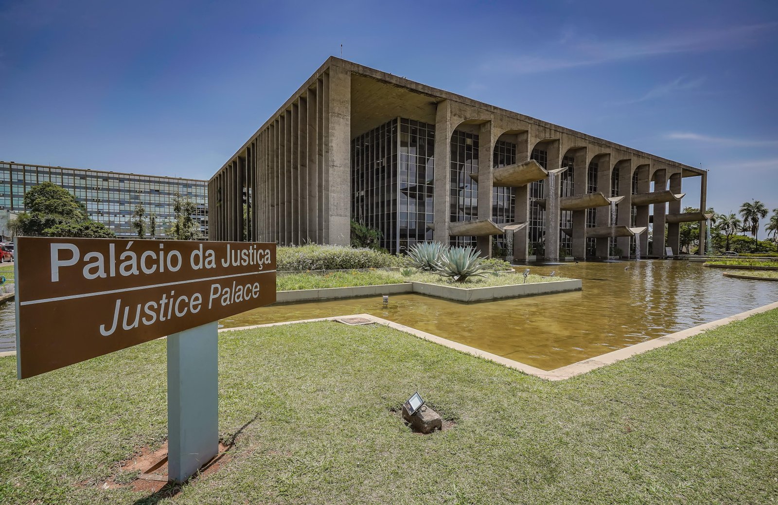 Supersalários são culpa de Portugal? Herança colonial ajuda a explicar tolerância com privilégios no serviço público