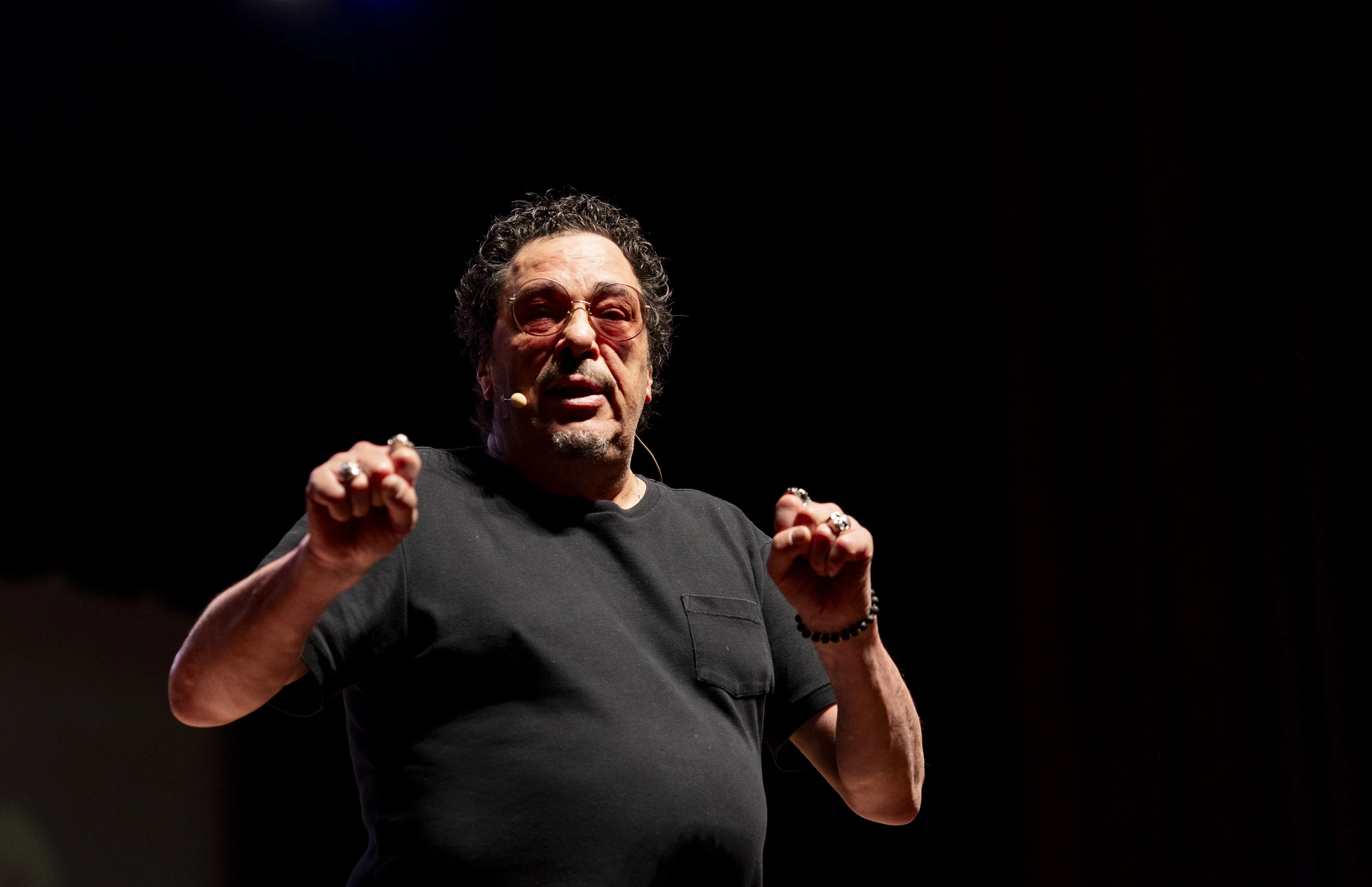 Casagrande estreia no teatro com boas histórias, das cômicas que viveu com Baby Consuelo, Rita Lee e Fagner, às dramáticas