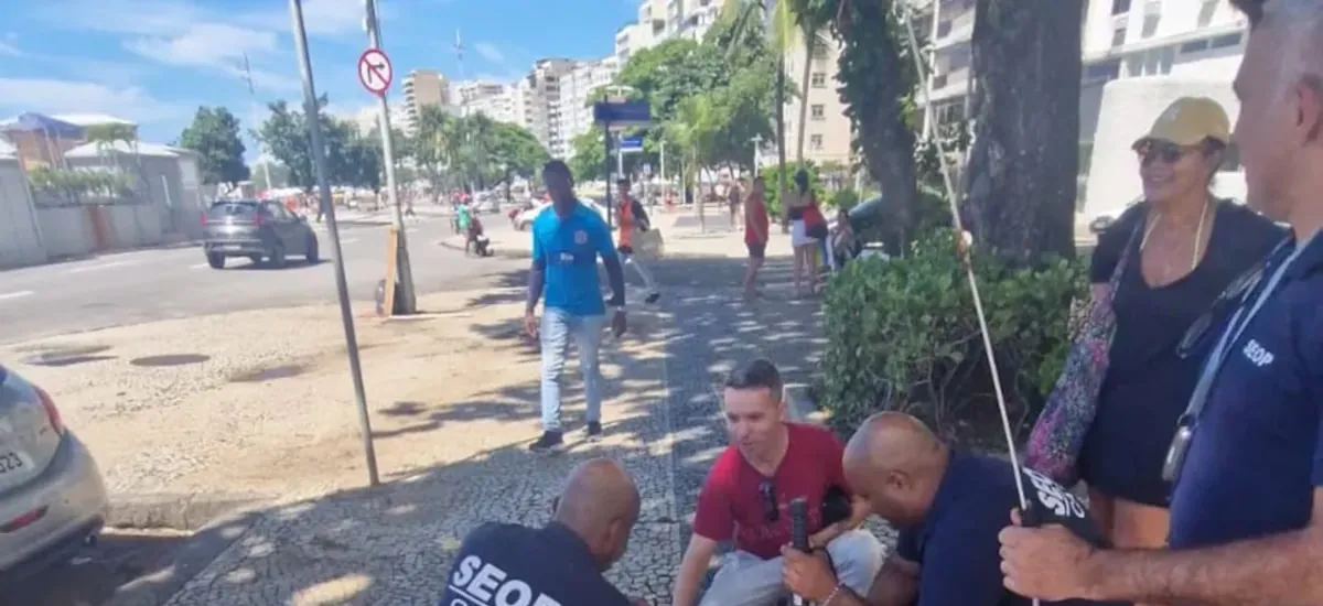 Cadela é resgatada após passar três dias presa em carro em Copacabana