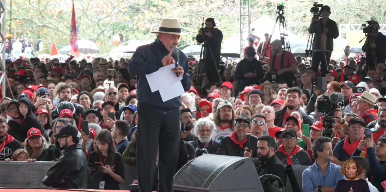 Lula faz campanha em reduto do bolsonarismo, diz que Flávio quer tirar o pai da cadeia e prega fim das bets