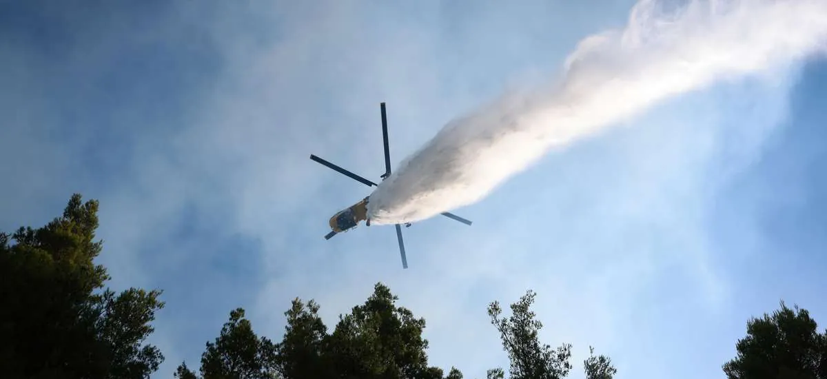 Dois helicópteros colidem no ar enquanto combatem incêndio na Grécia