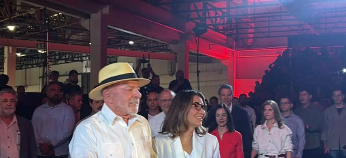 Com tapete vermelho e clima de show, PT oficializa Lula como candidato à reeleição à Presidência