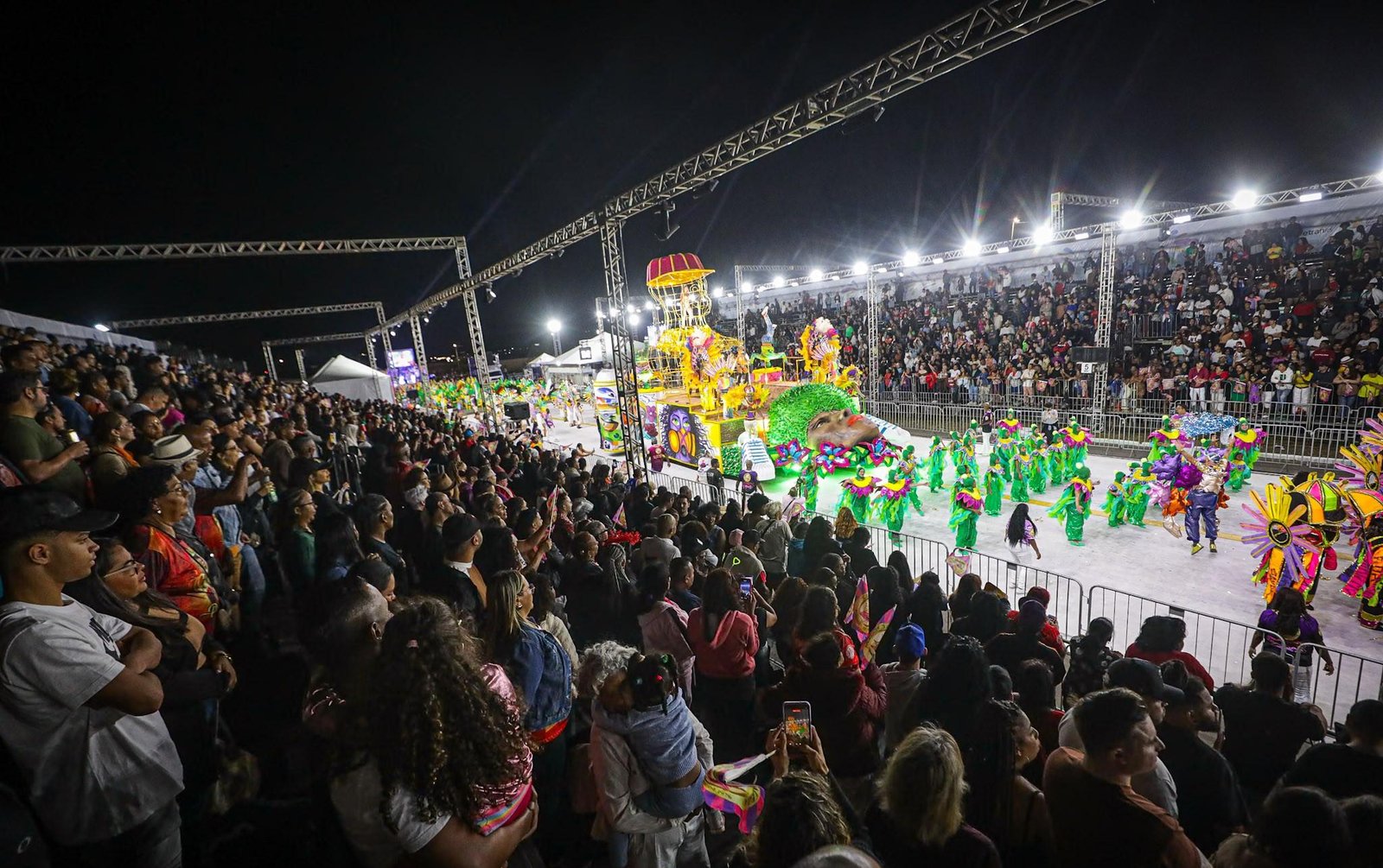 Desfiles do carnaval de Porto Alegre atraem público de 50 mil pessoas | G1