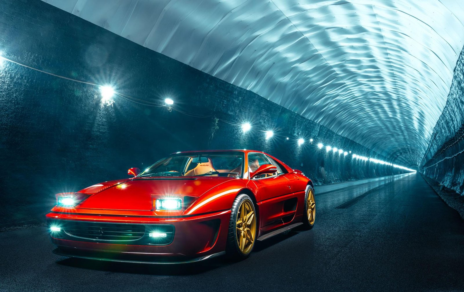 O ronco do V8: Empresa testa releitura moderna de Ferrari dos anos 90 com arrancada em túnel; veja vídeo
