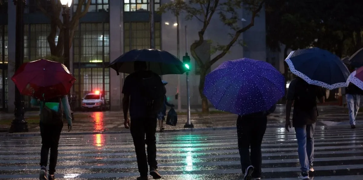 Quinta-feira será de tempo abafado e pancadas de chuva em quase todo o país