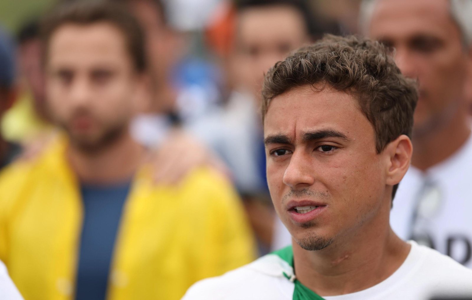 Nikolas Ferreira rebate críticas de padre: “Falsos profetas”