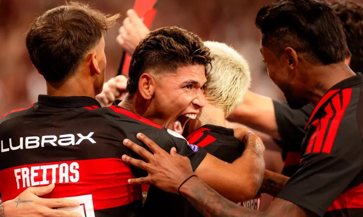 No Maracanã, Flamengo vence Fluminense e mantém liderança do Brasileirão