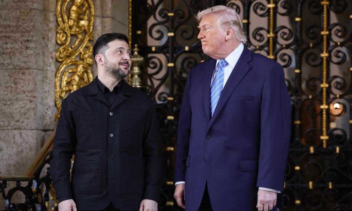 Zelensky discute com Trump próximos passos de negociações trilaterais