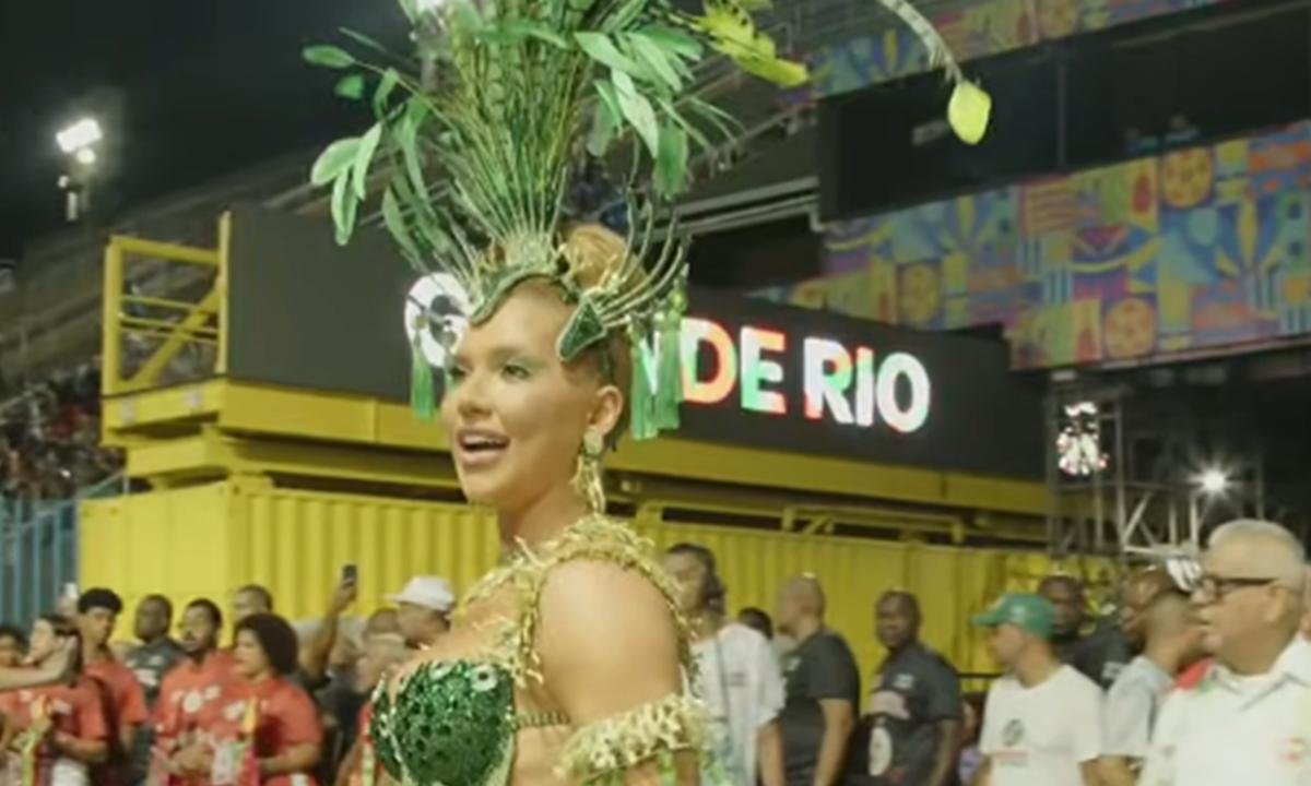 Veja momento em que Virginia comete gafe em ensaio na Sapucaí