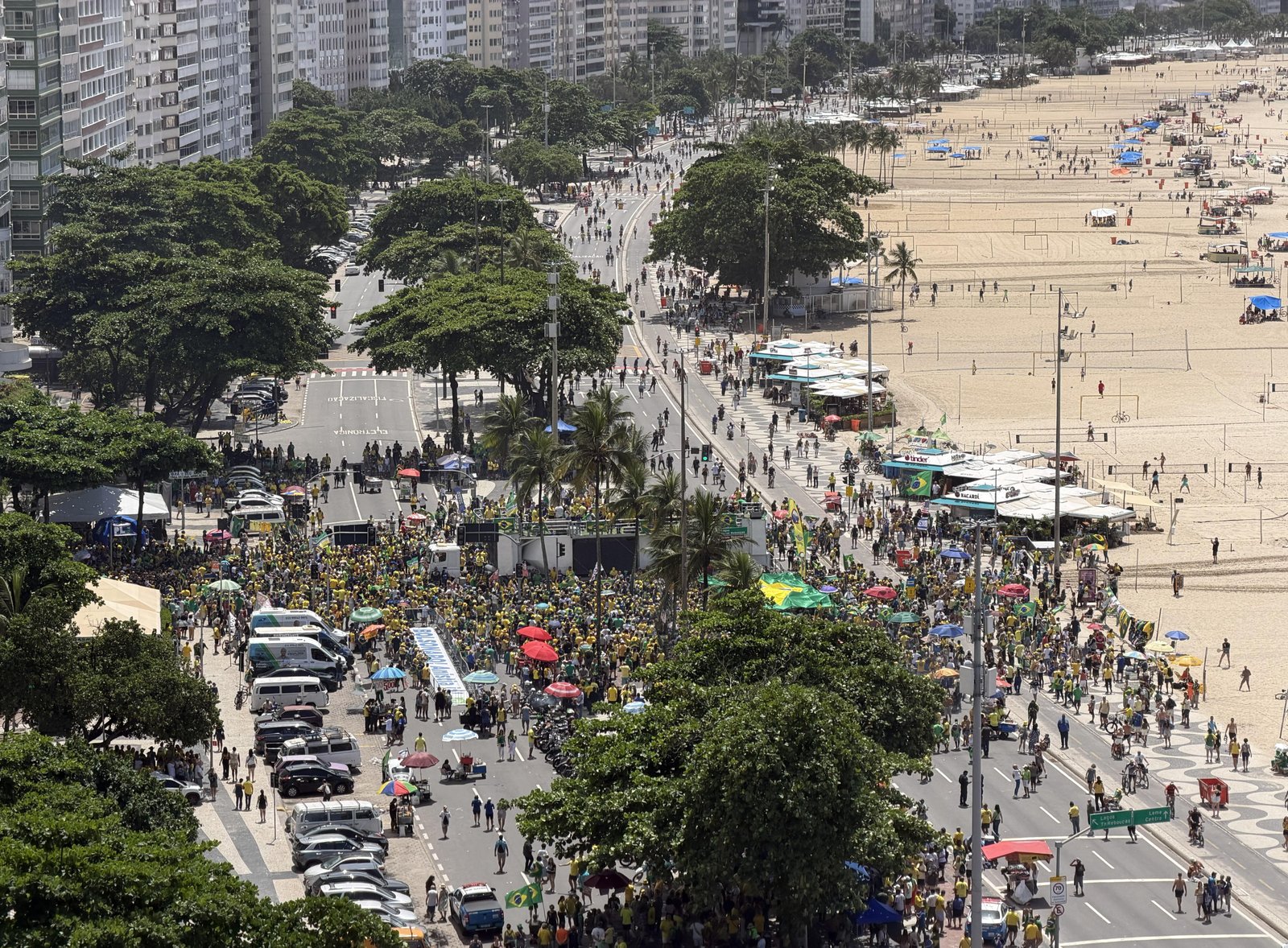 Manifestantes fazem ato contra Lula e ministros do STF em Copacabana | G1