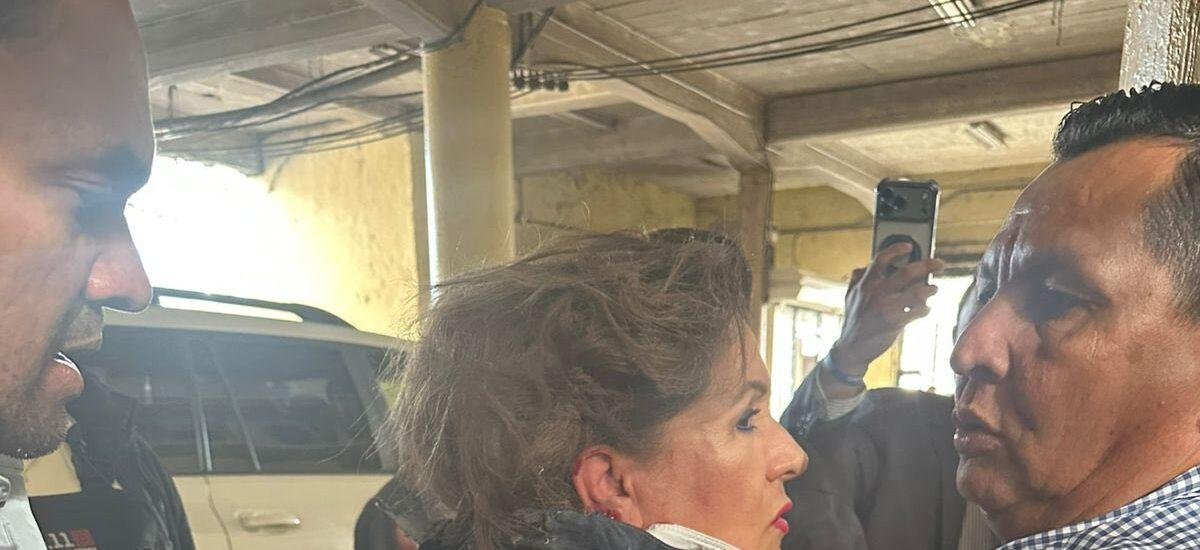 Deputada é atingida por explosivo durante entrevista em Honduras; veja vídeo