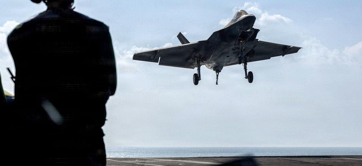 Ex-piloto de caças americano é preso por treinar militares chineses sem autorização