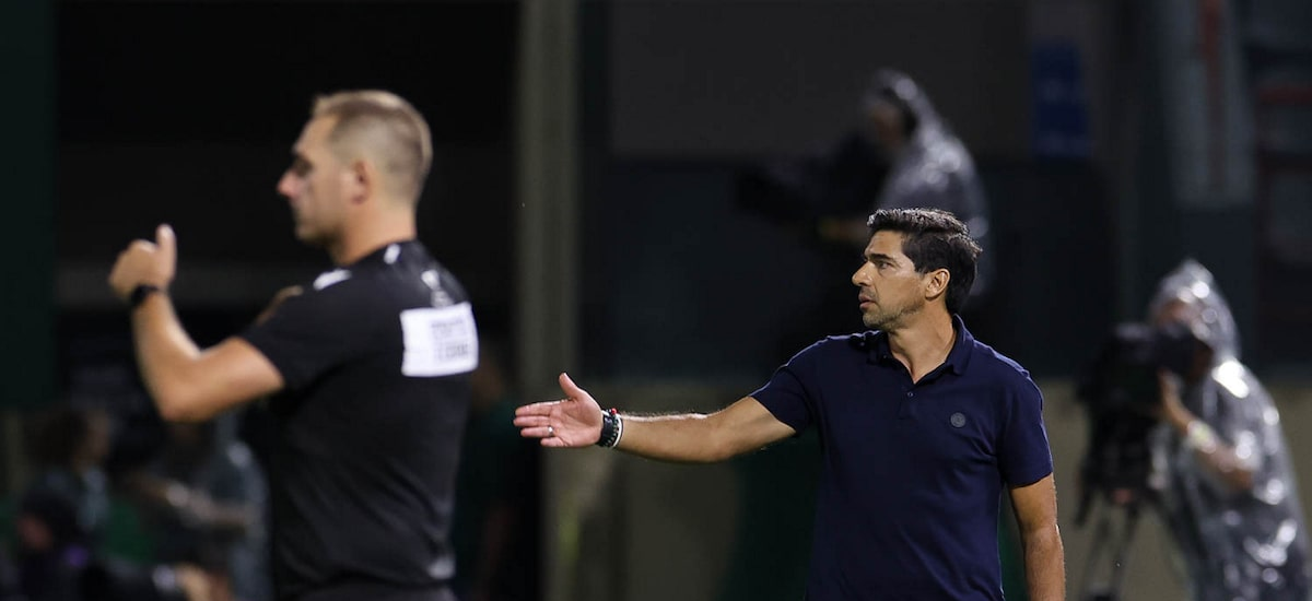 Árbitro detalha em súmula expulsão de Abel por reclamação com bandeirinha: ‘Você é cega?’