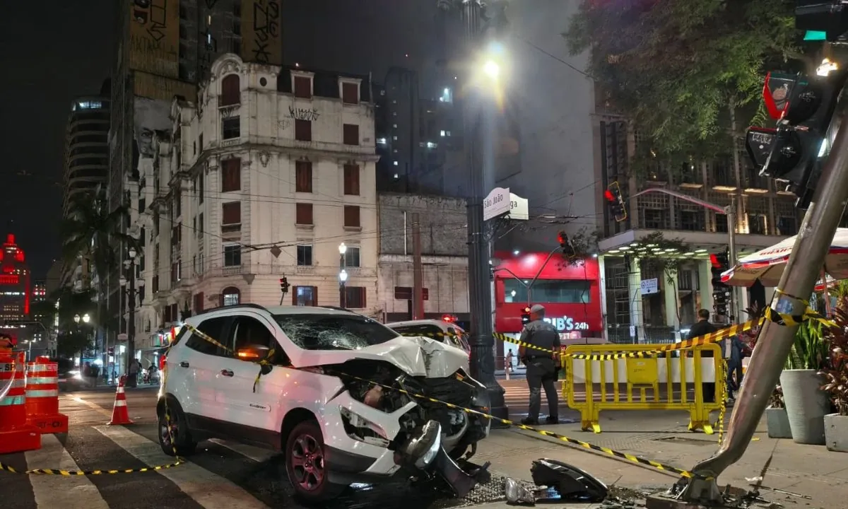 Motorista perde controle e quase invade bar famoso no centro de SP