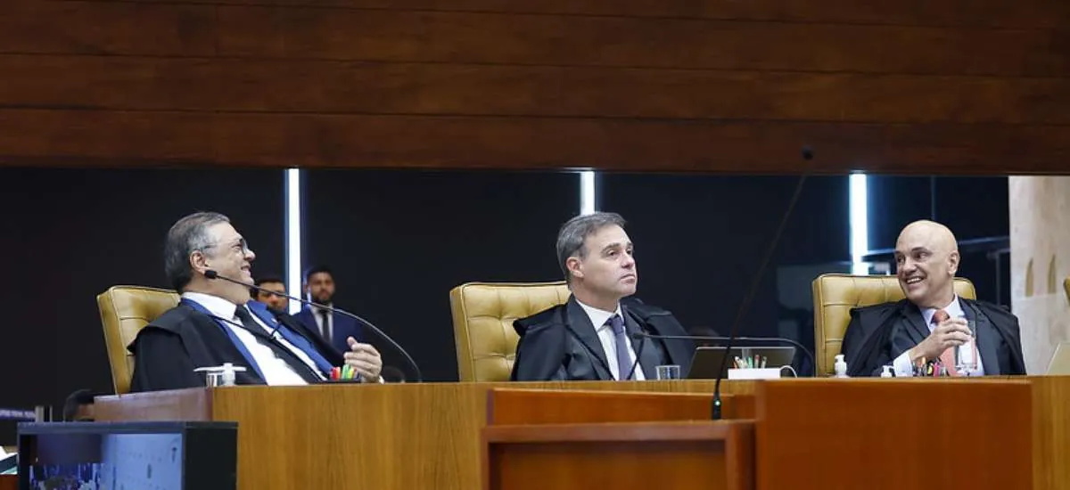 Mendonça sentará entre Dino e Moraes em sessão plenária em meio a crise histórica no STF
