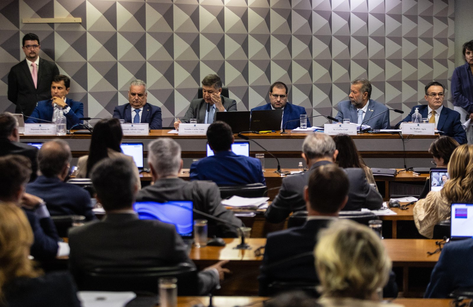 CPI do INSS aprova quebra de sigilo de filho de Lula, e sessão é interrompida por confusão; assista