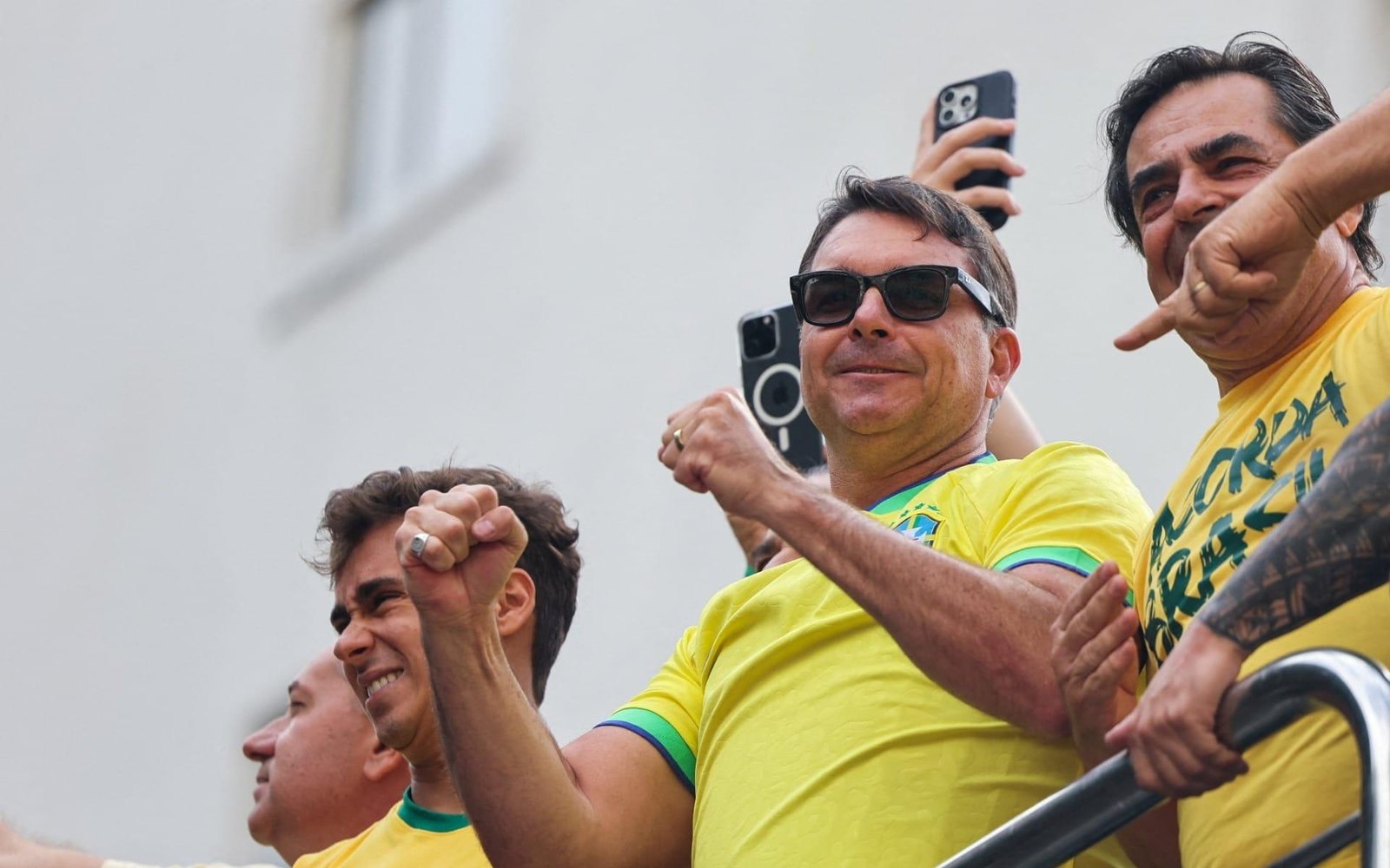 Flávio Bolsonaro usou colete à prova de balas em ato na Av. Paulista (SP)