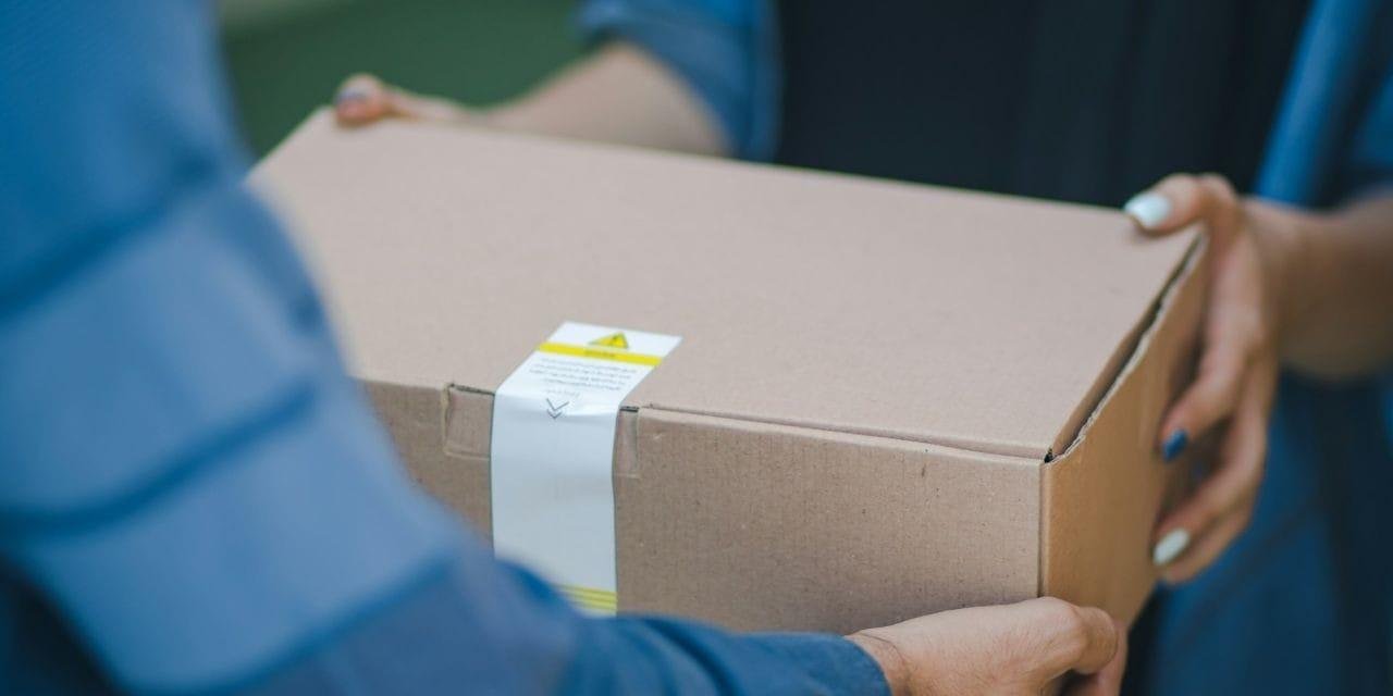 Entenda como funciona o golpe do entregador de presente falso