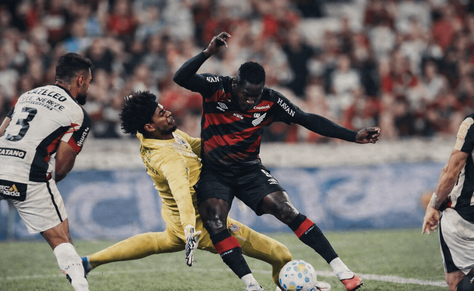 Athletico perde invencibilidade em casa com derrota para o Corinthians