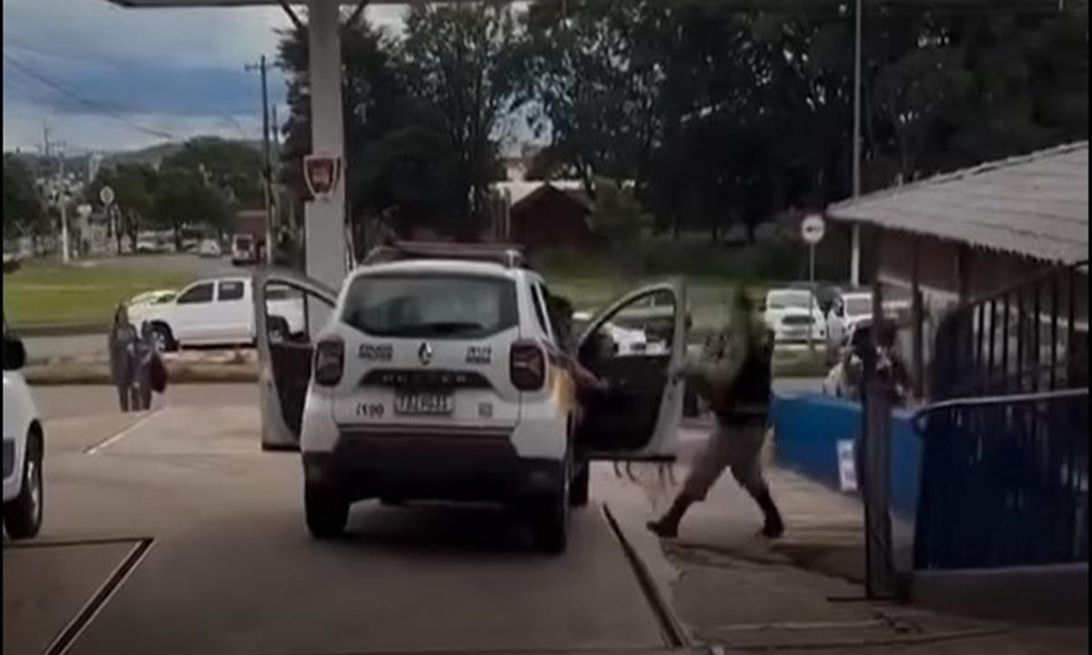 Abordagem a motociclista vira caos, e PM é arremessado por viatura