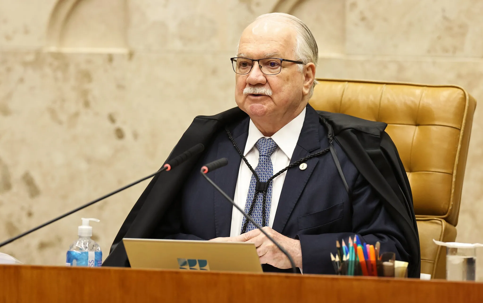 Dino interrompe Toffoli, e Fachin diz que ministro deveria pedir palavra à Presidência do STF
