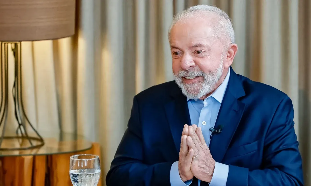 Em convenção do PT-BA, Lula pede votos para si e aliados. Lei proíbe