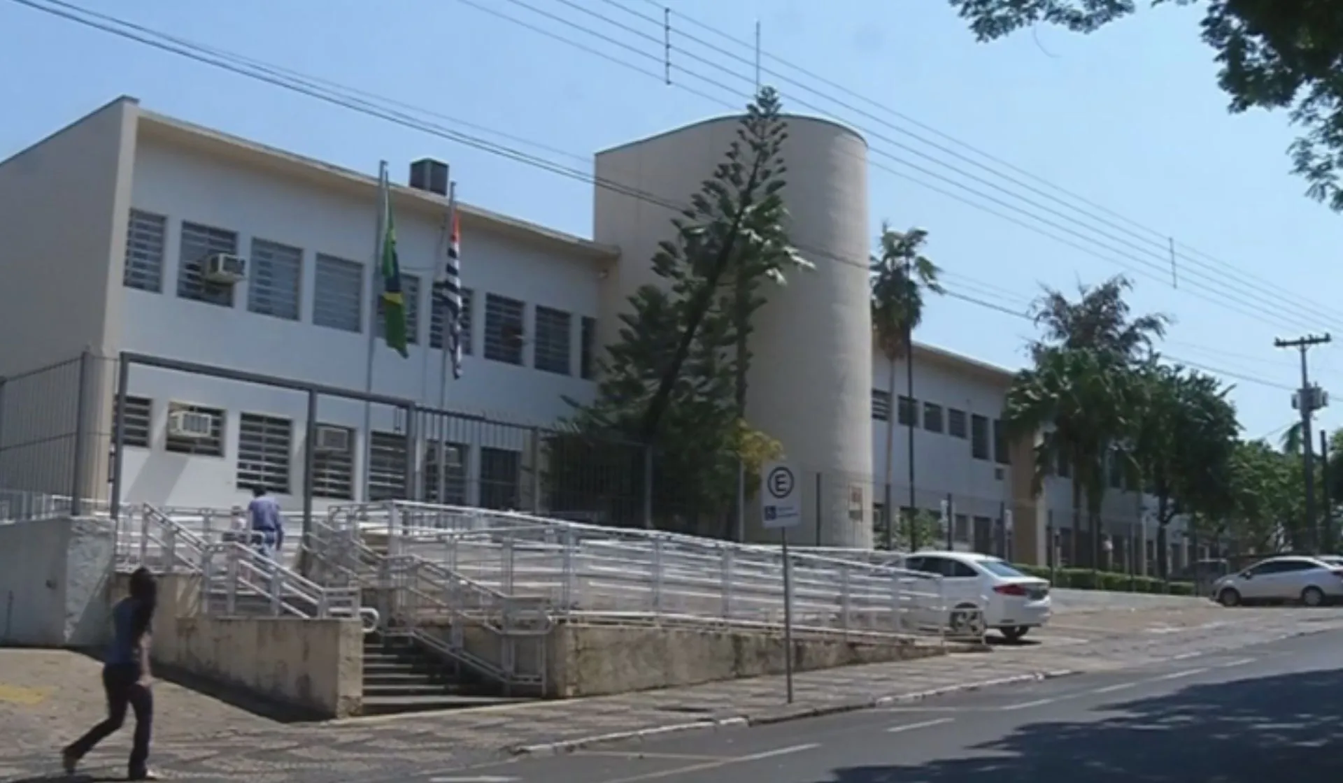 Pais são condenados por deixarem de levar filhas à escola