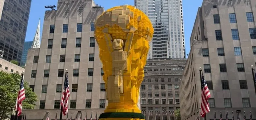 Lego instala taça gigante no Rockefeller Center, em NY