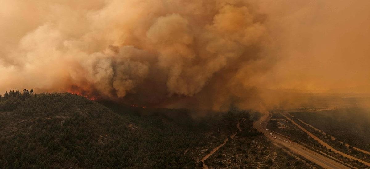 Chuvas ajudam no combate aos incêndios florestais que devastam Patagônia argentina