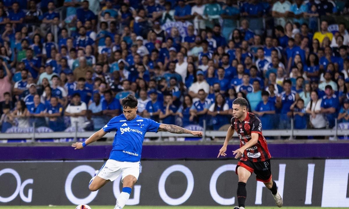 Com gol no fim, Cruzeiro vence Pouso Alegre e está na final do Mineiro