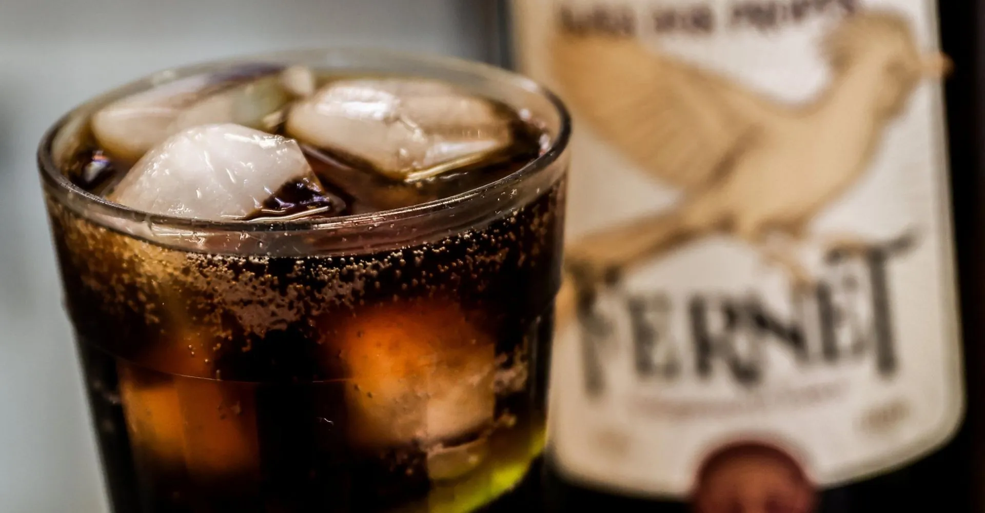 Fernet com Coca: drink tipicamente argentino tem vendas impulsionadas por hit regional e vira moda no RS
