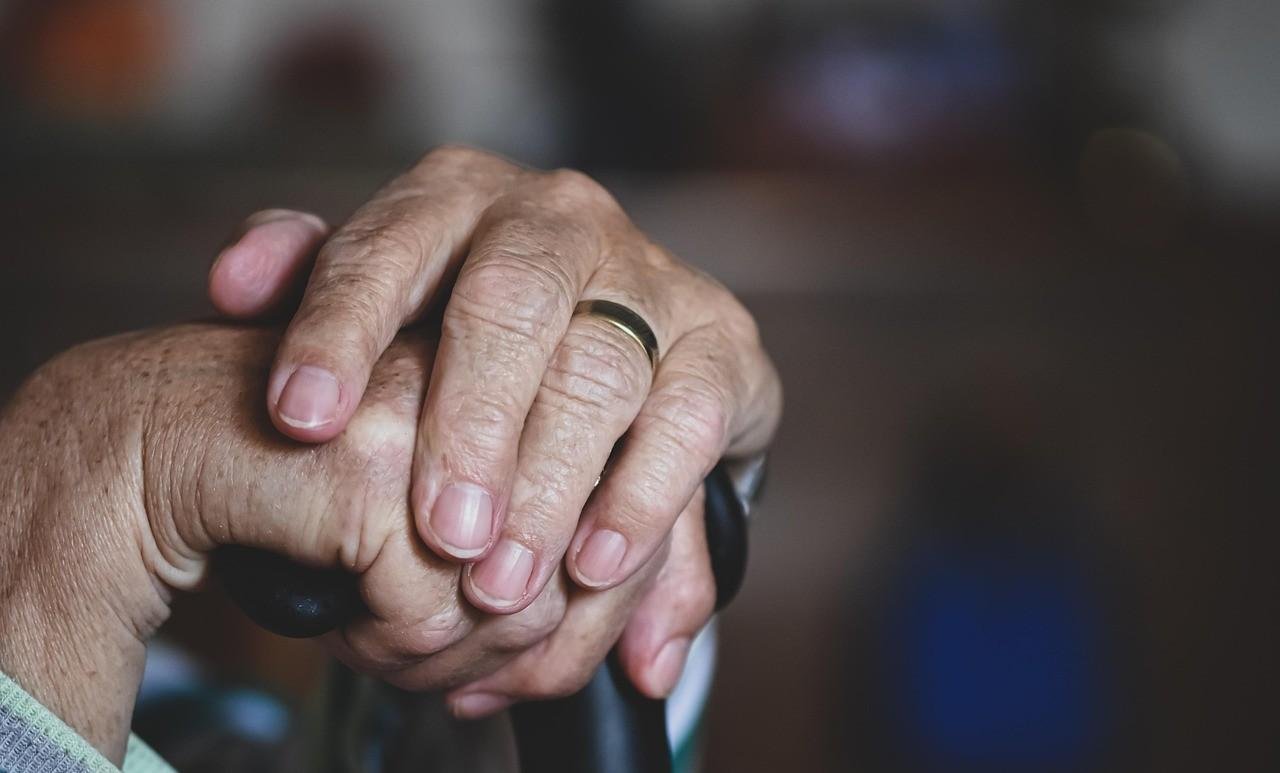 Programa do governo oferece bolsa a familiares que cuidam de idosos | G1