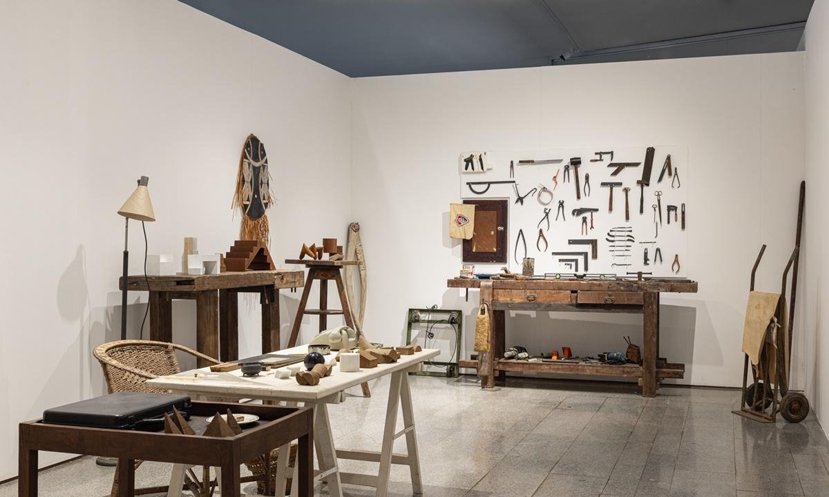 Luz, sombra e vida: a força sensorial dos relevos de Sergio Camargo