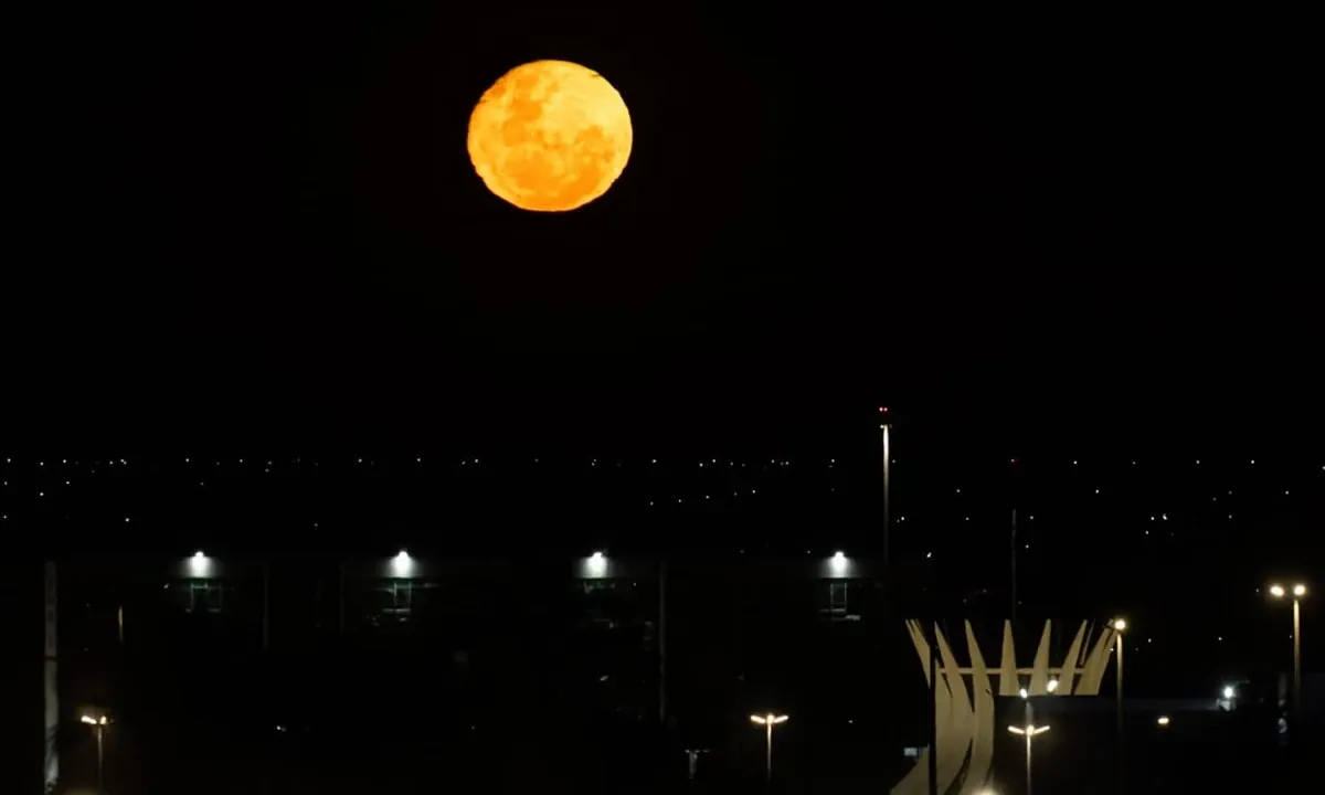 “Lua das Flores” ilumina céu de Brasília neste sábado (2/5); confira
