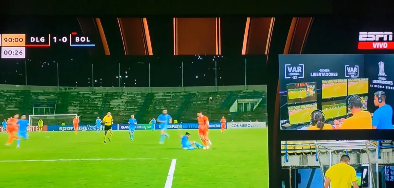 VAR dá 'jeitinho' e juiz anula expulsão em jogo do grupo do Fluminense na Libertadores