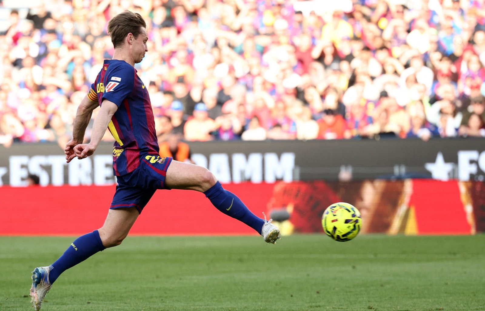 Frenkie de Jong: meia holandês sofre lesão muscular e vai desfalcar Barcelona por mais de um mês