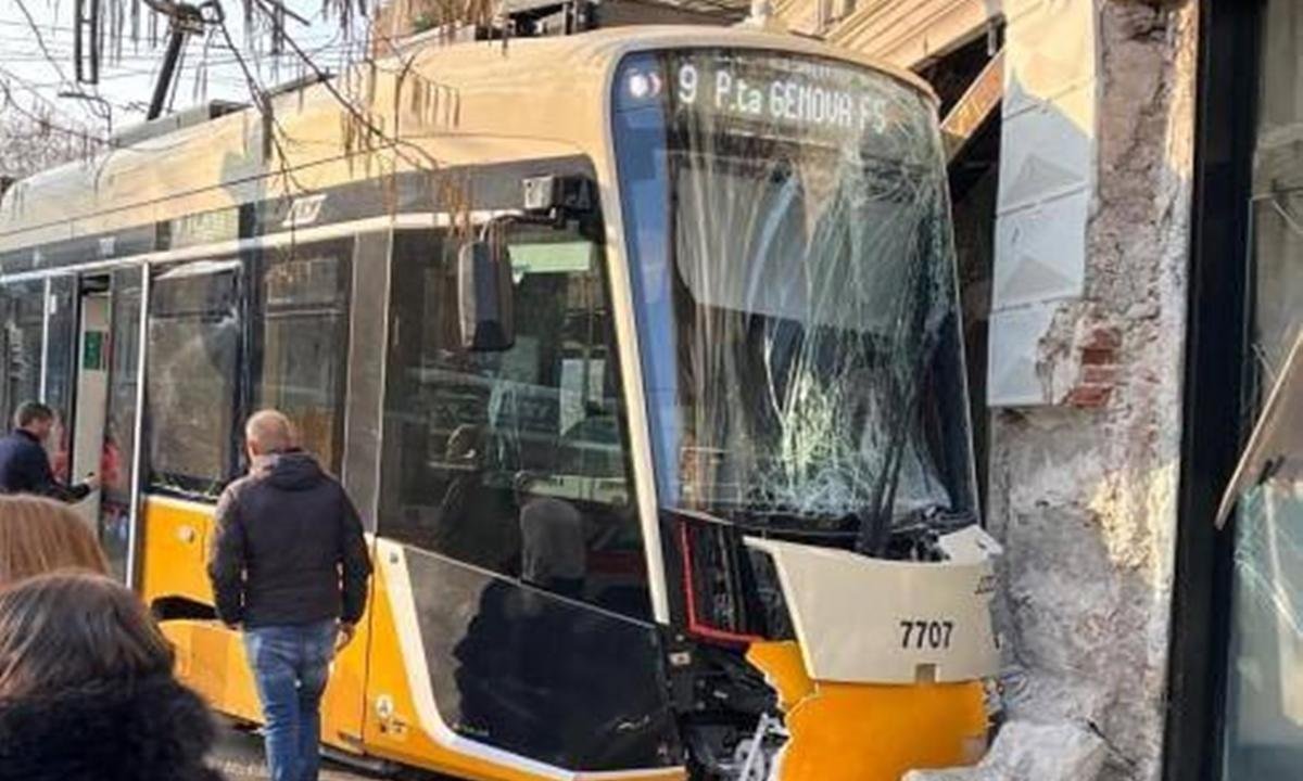 Bonde descarrila em Milão e deixa ao menos um morto e 30 feridos